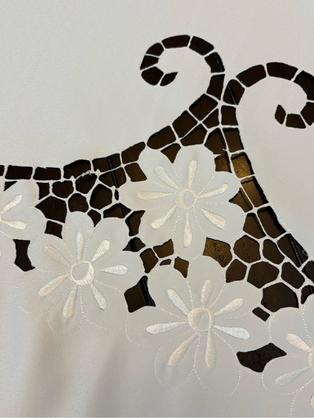 Embroidered Lace With floral Cut out Round Tablecloth - Picture 5 of 5